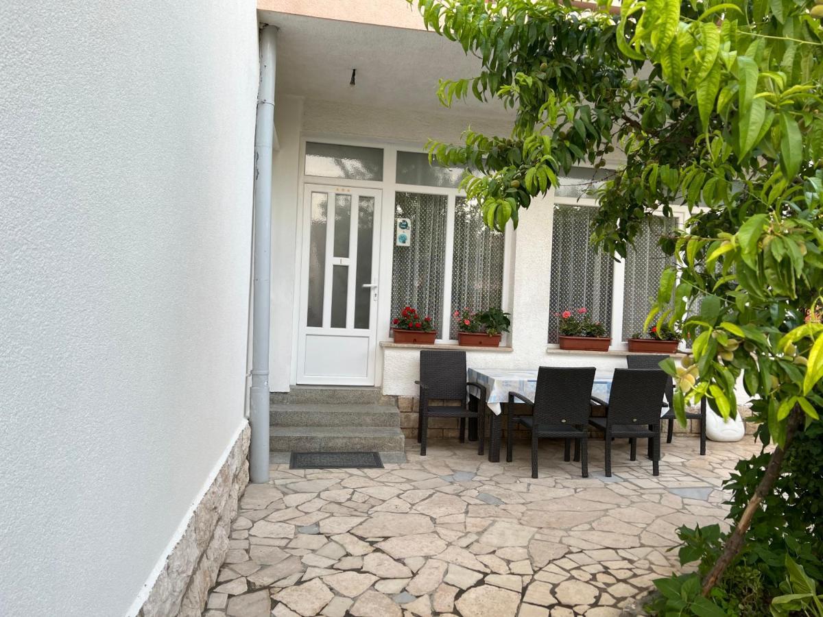Apartaments Oma & Opa Banjol Exterior photo