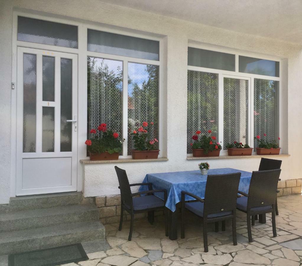 Apartaments Oma & Opa Banjol Exterior photo